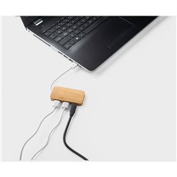 MOSER. HUB se 2 porty USB-A a 1 portem USB-C z bambusu